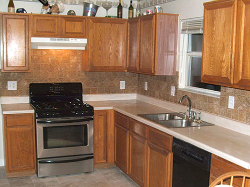 Attractive backsplash and tile floor combo