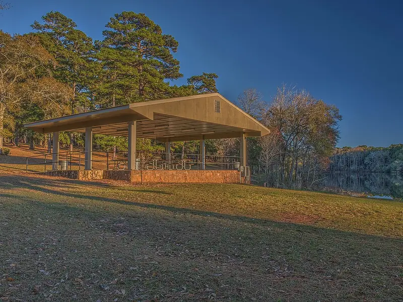 Picnic shelter beside the lake at Kolomoki Mounds State Park