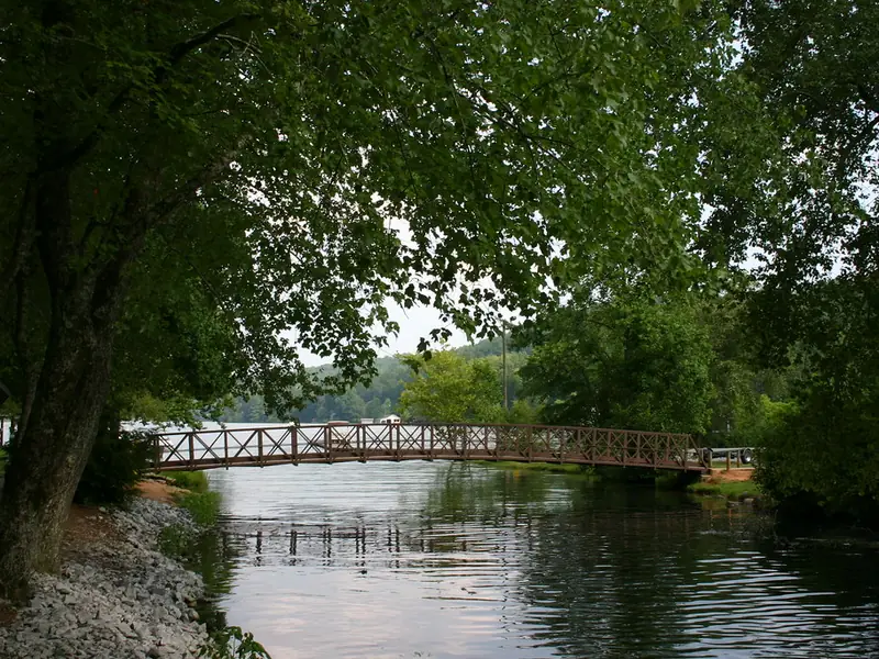 Footbridge and dock on the water at Moccasin Creek State Park